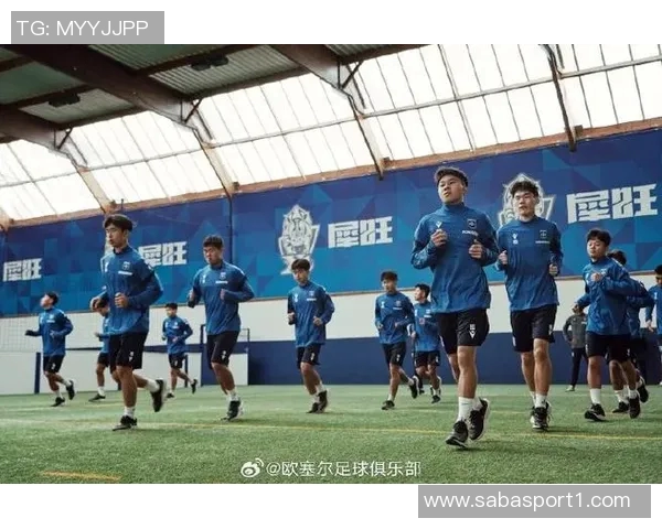 中国犀旺队在法国欧塞尔足球训练基地隆重举行升国旗仪式展现爱国情怀